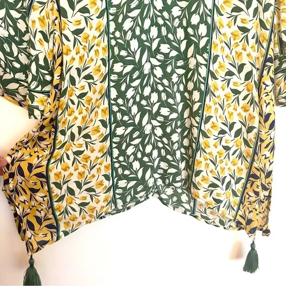 Democracy Floral Short Sleeve Split Hem Top Size Small - Picture 9 of 14